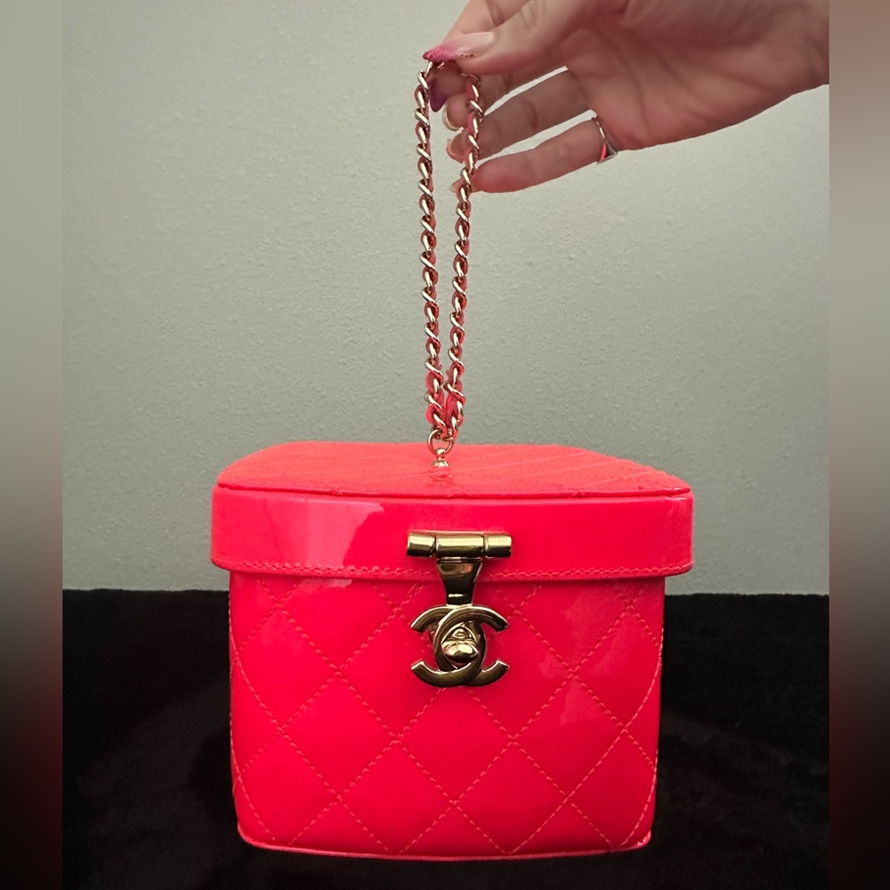 CHANEL Neon Pink Patent Quilted Cosmetic Case - Picture 12 of 12